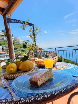 Free daily buffet breakfast - Villa Pino (Furore)