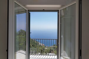 Quarto clássico, sacada, vista para o mar | Escrivaninha, quartos à prova de som, ferros/tábuas de passar roupa