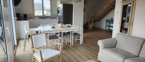 TV connectée, jeux vidéo, table de tennis de table, livres