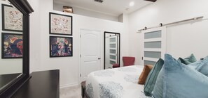 2 slaapkamers, een strijkplank/strijkijzer, reisbedje, gratis wifi