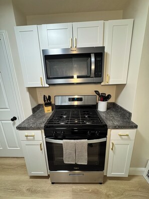 Kjøleskap, mikrobølgeovn, ovn og kokeplater