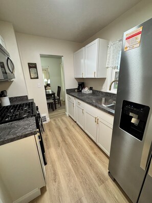 Fridge, microwave, oven, stovetop - Cozy SPIRE GOTL Geneva Wine Country (Geneva)