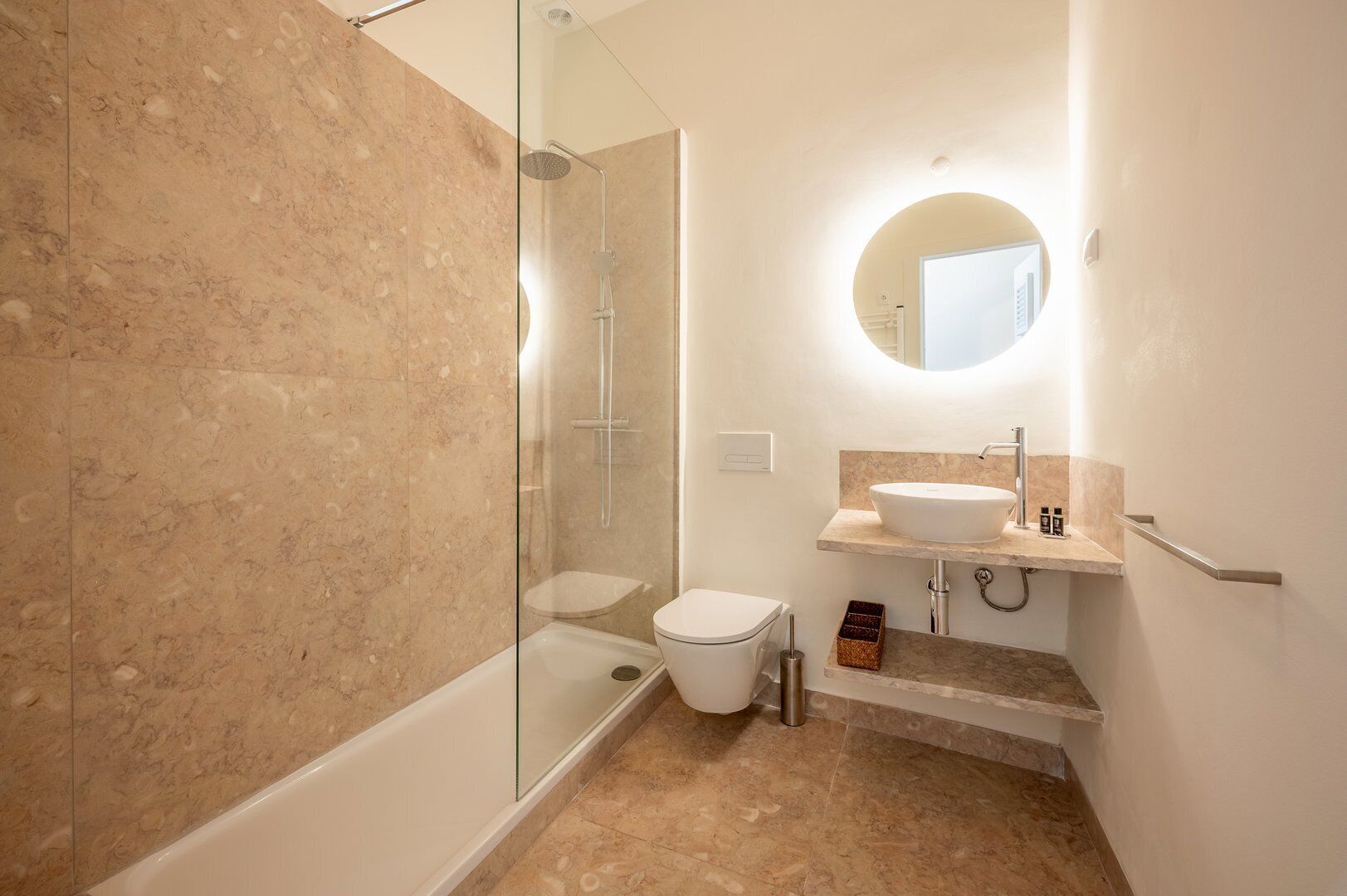 Een douche, een haardroger, handdoeken, zeep
