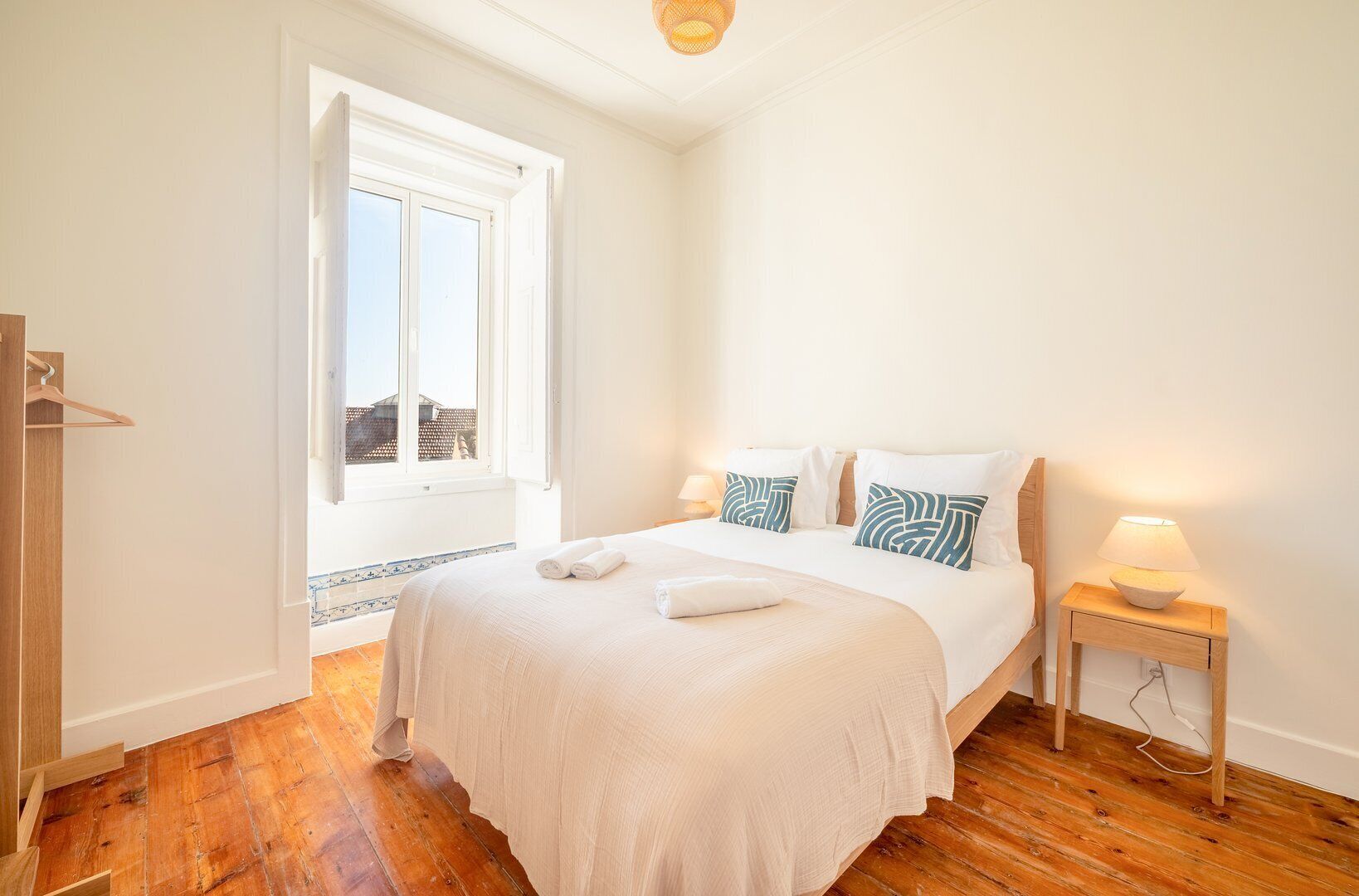 3 habitaciones, tabla de planchar con plancha, internet y ropa de cama 