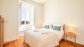 3 habitaciones, tabla de planchar con plancha, internet y ropa de cama