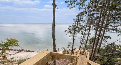 Overlooking Shoreline 2BDR Chalet 18396