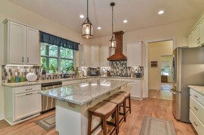 Fridge, microwave, oven, stovetop - Luxury 5 bedroom, Mountain Views, Hot Tub, Game Room, Gourmet Kitchen, Hiking (Black Mountain)