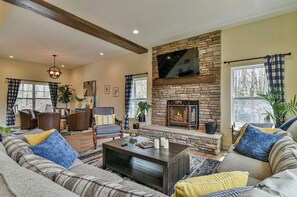 Smart TV, fireplace, table football, ping pong - Luxury 5 bedroom, Mountain Views, Hot Tub, Game Room, Gourmet Kitchen, Hiking (Black Mountain)