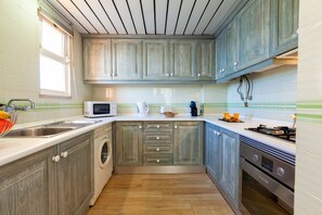 Mikrowelle, Wasserkocher mit Kaffee-/Teezubehör