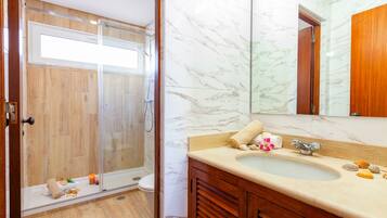 Shower dan handuk