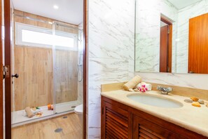 Shower, towels - Apartment Portobello (Loulé)