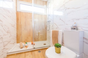 Shower, towels - Apartment Portobello (Loulé)