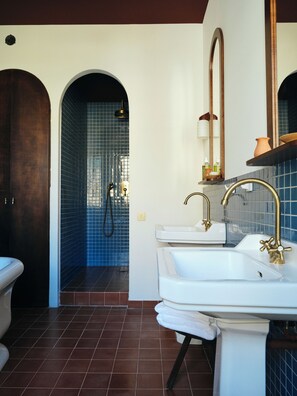 Baignoire et douche séparées, sèche-cheveux, serviettes fournies, savon