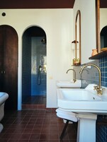 独立的浴缸和淋浴、吹风机、毛巾、肥皂