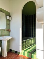 独立的浴缸和淋浴、吹风机、毛巾、肥皂