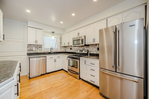 Frigorífico, microondas, horno y placa de cocina