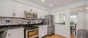 Charming Home in Toronto Area near Airport, Stores–Ideal Getaway! 🏡