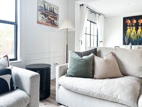 Luxury modern 3 bedroom house near the airport