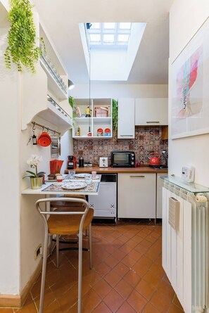 Apartment, 1 Bedroom, Smoking | Private kitchen | Electric kettle, toaster, cookware/dishes/utensils - Cozy Monti Retreat in Heart of Rome - 38m2 (Rome)