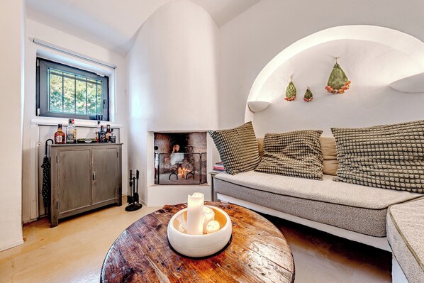 Smart TV, fireplace