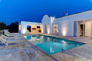 A modern house with a swimming pool, outdoor seating, and a barbecue area. - Villa Puspo 8, Emma Villas (Carovigno)