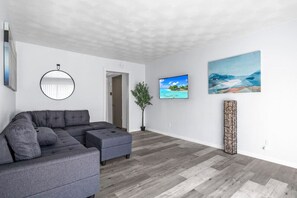 TV - Uptown Style 1 Bedroom Apartment (Dallas)