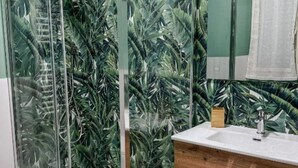 Une salle de bain avec un meuble-lavabo en bois, un lavabo blanc et un miroir.