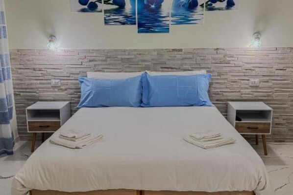 1 chambre, bureau, fer et planche à repasser, lit de bébé portatif