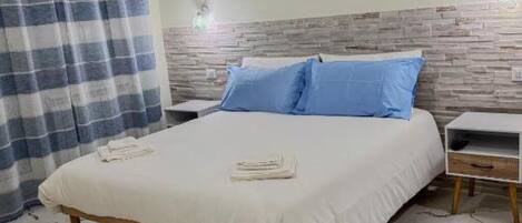 1 soverom, skrivebord, strykejern/-brett og reiseseng for barn