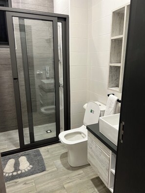 Toalhas de banho, sabonete, papel higiênico