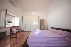 3 bedrooms, iron/ironing board, travel cot, free WiFi - Villa Azzurra Seaview In Monopoli, Puglia (Monopoli)