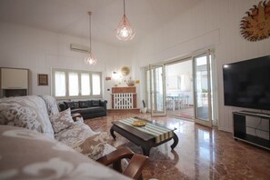 TV - Villa Azzurra Seaview In Monopoli, Puglia (Monopoli)