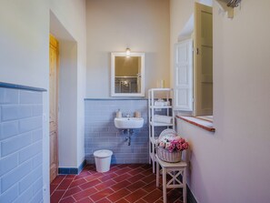 Douche, sèche-cheveux, bidet