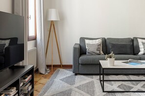 Smart TV, books - L'Authentique - A Journey to Provence (Aix-en-Provence)