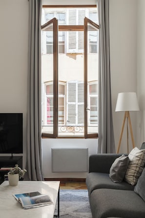 Smart TV, books - L'Authentique - A Journey to Provence (Aix-en-Provence)