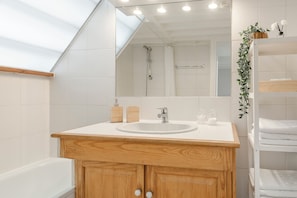 Hair dryer, towels, soap, shampoo - L'Authentique - A Journey to Provence (Aix-en-Provence)