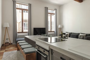 Fridge, microwave, oven, stovetop - L'Authentique - A Journey to Provence (Aix-en-Provence)