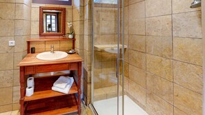 Douche, sèche-cheveux, serviettes fournies