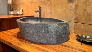 Regadera, secadora de cabello, toallas 