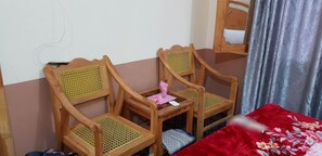 Quarto casal luxo, vista para a montanha | Quartos à prova de som, ferros/tábuas de passar roupa, Wi-Fi de cortesia