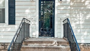 Exterior detail - 3BR Home in Downtown Saratoga - Walkable location - Close to Racetrack (Saratoga Springs)