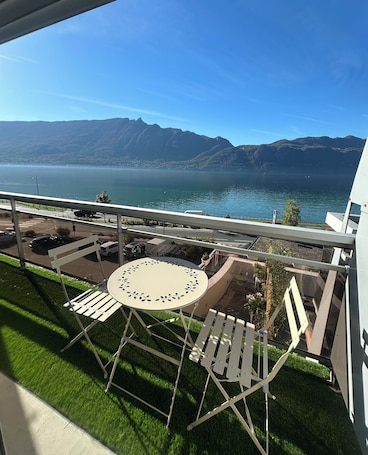 Outdoor dining. Magnificent apartment with view of Lac du Bourget and waterfront (20 meters)