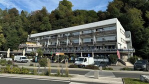 Et hotel i flere etager med moderne design, med altaner og store vinduer.