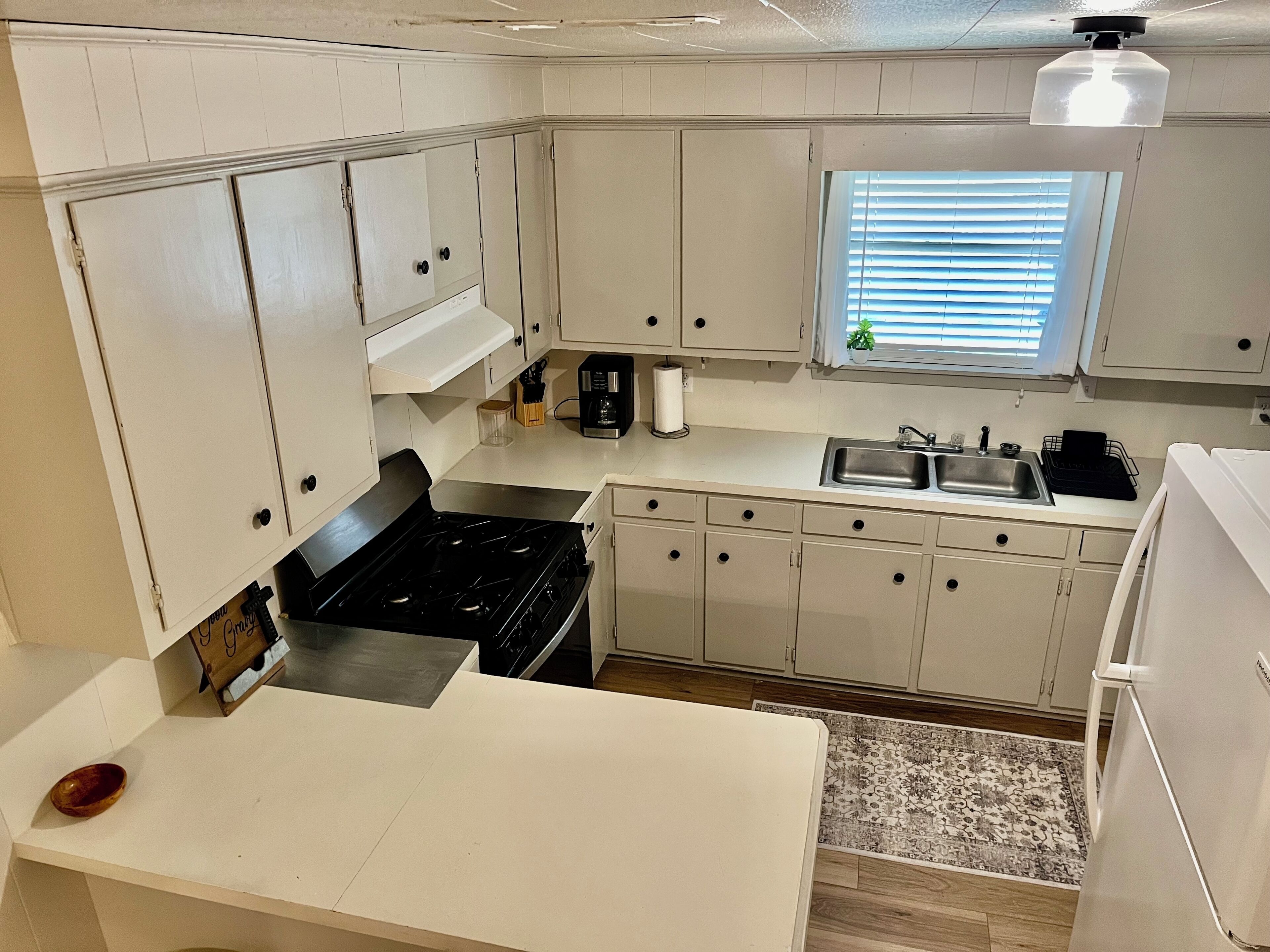 Een koelkast, een microgolfoven, een oven, een kookplaat