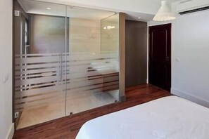 3 bedrooms, iron/ironing board, travel crib, internet
