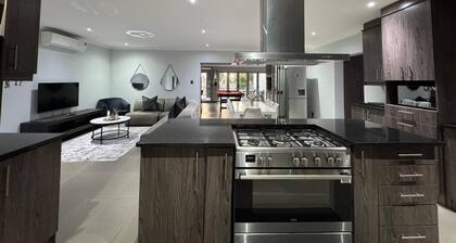 5-bedroom Home in Cape Town near Haazendal Wine Estate