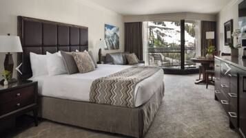 1 habitación, escritorio, tabla de planchar con plancha y cuna de viaje