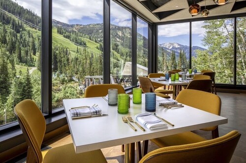 Ski-in/Ski-out Luxury Hotel & Spa @Snowbird: Cliff Lodge 1 bedroom suite