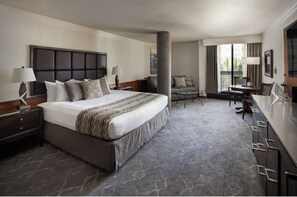 1 dormitorio, escritorio, tabla de planchar con plancha y cuna de viaje