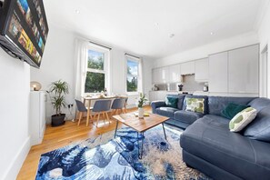 Een smart-tv, boeken en een stereo